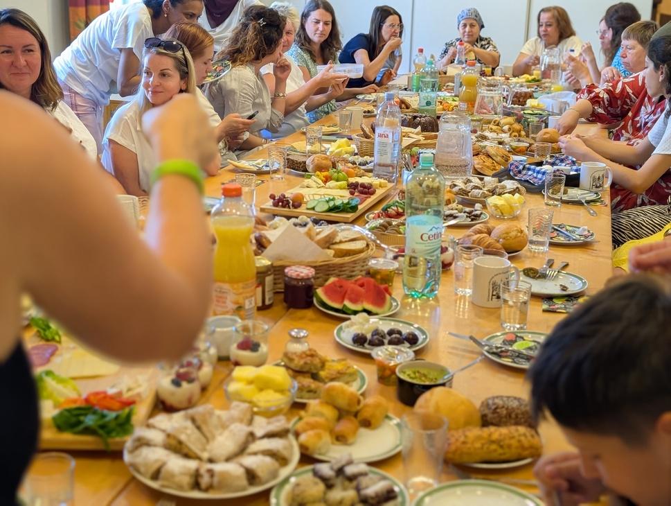 Interkultureller Frauen-Brunch Eggenfelden: Reich gedeckter Tisch und Frauen aus aller Welt im Austausch.