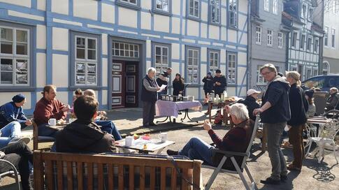 Forum Waageplatz in Göttingen: vor einem Fachwerkhaus kommen viele Menschen zusammen.