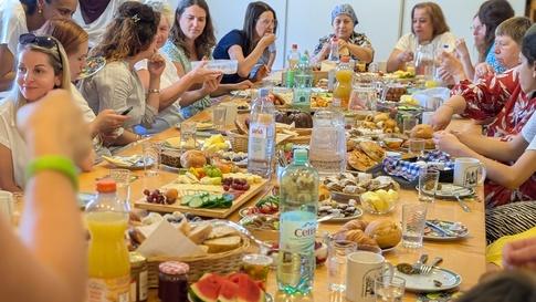 Interkultureller Frauen-Brunch Eggenfelden: Reich gedeckter Tisch und Frauen aus aller Welt im Austausch.